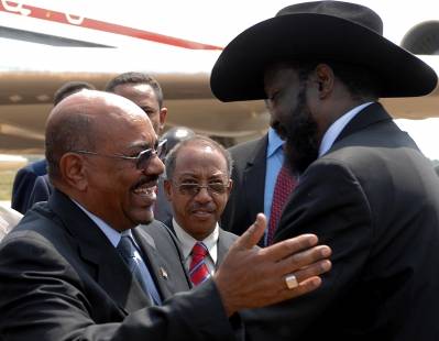 Sudanin presidentti Omar al-Bashir (t.v.) tervehtii Etelä-Sudanin presidenttiä Salva Kiiriä vuonna 2011 vapautuksen puolesta järjestetyssä seremoniassa. Kuva: YK-kuva/Isaac Billy.